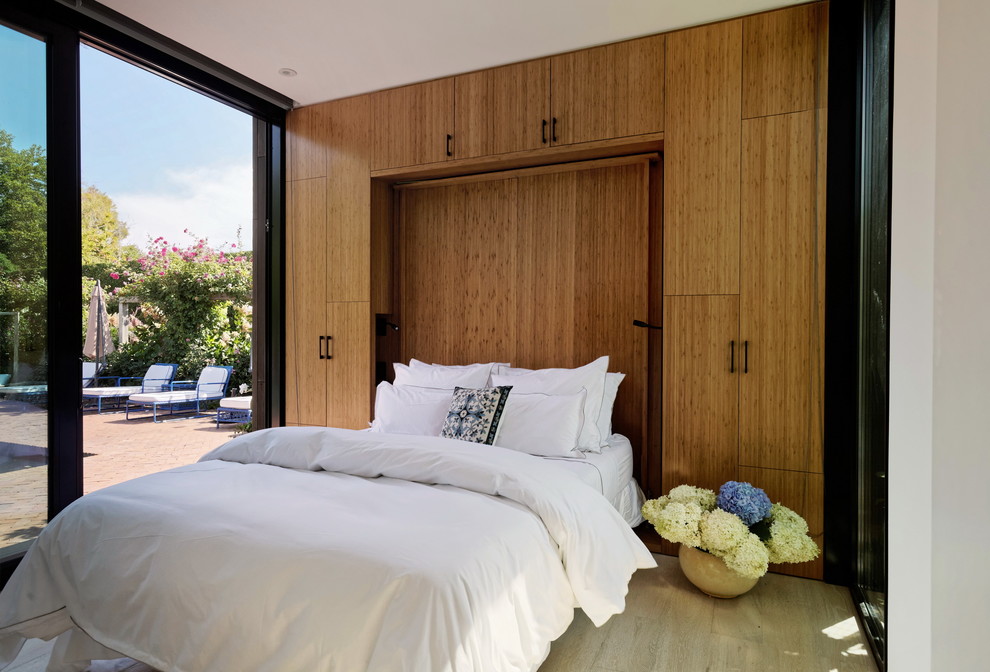 Свежая идея для дизайна: маленькая гостевая спальня (комната для гостей) в современном стиле с светлым паркетным полом и белыми стенами для на участке и в саду - отличное фото интерьера