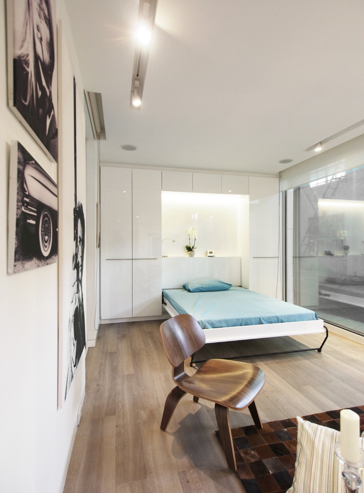 ニューヨークにある小さなコンテンポラリースタイルのおしゃれな主寝室 (白い壁、クッションフロア、ベージュの床) のレイアウト