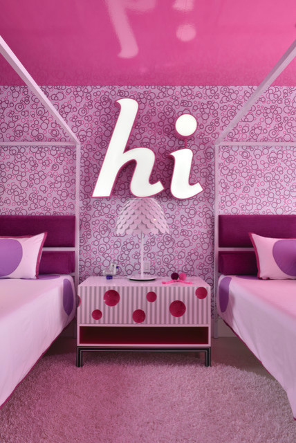 Пример оригинального дизайна: гостевая спальня среднего размера, (комната для гостей) в стиле модернизм с розовыми стенами, ковровым покрытием и розовым полом без камина