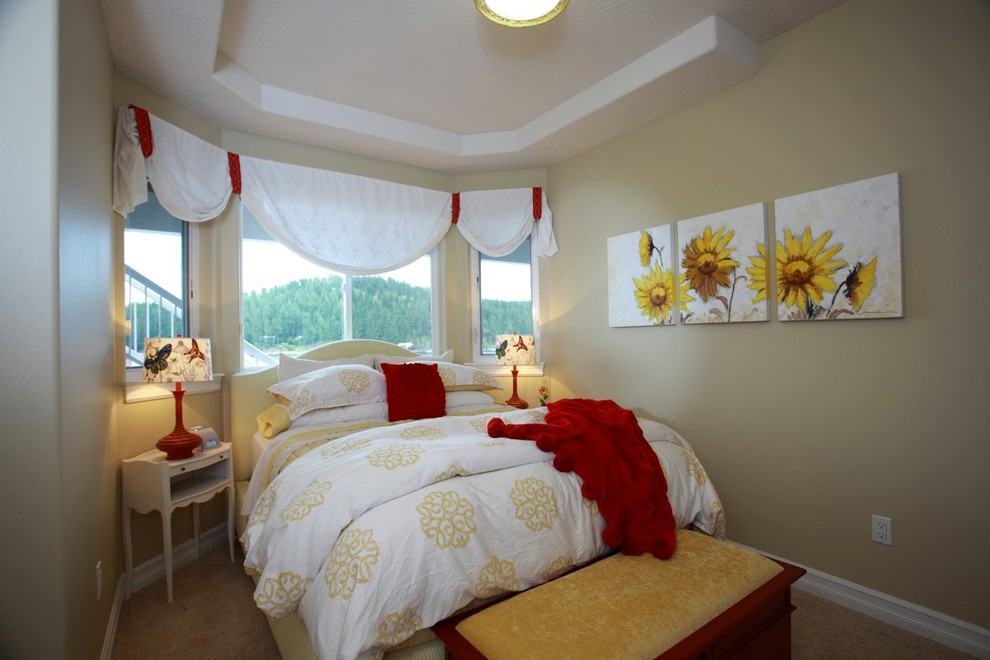 Exemple d'une chambre chic de taille moyenne avec un mur beige et un sol beige.