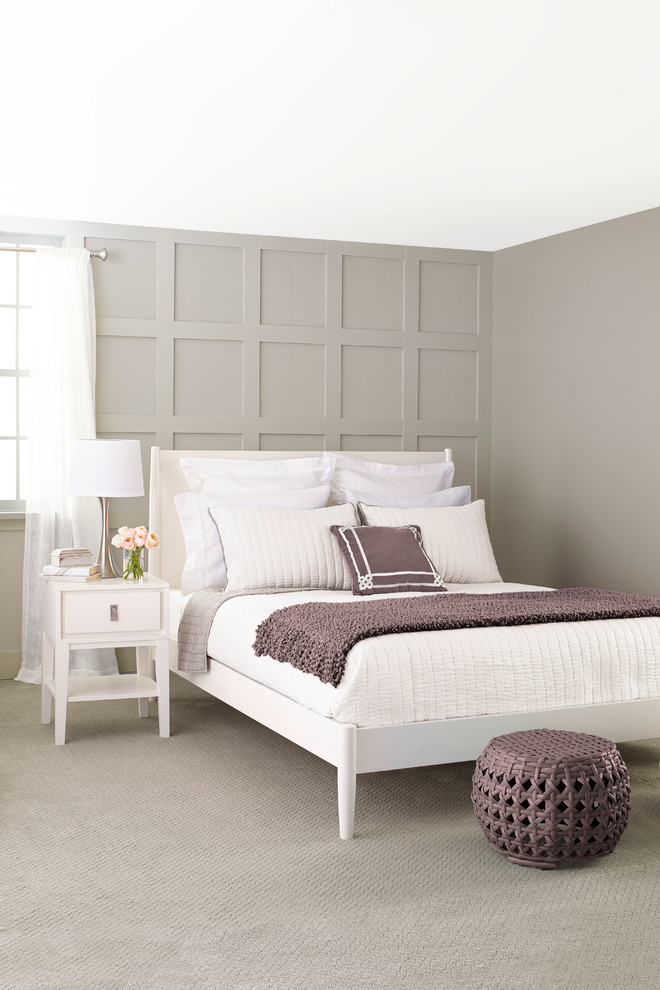 Свежая идея для дизайна: хозяйская спальня среднего размера в стиле неоклассика (современная классика) с серыми стенами и ковровым покрытием - отличное фото интерьера