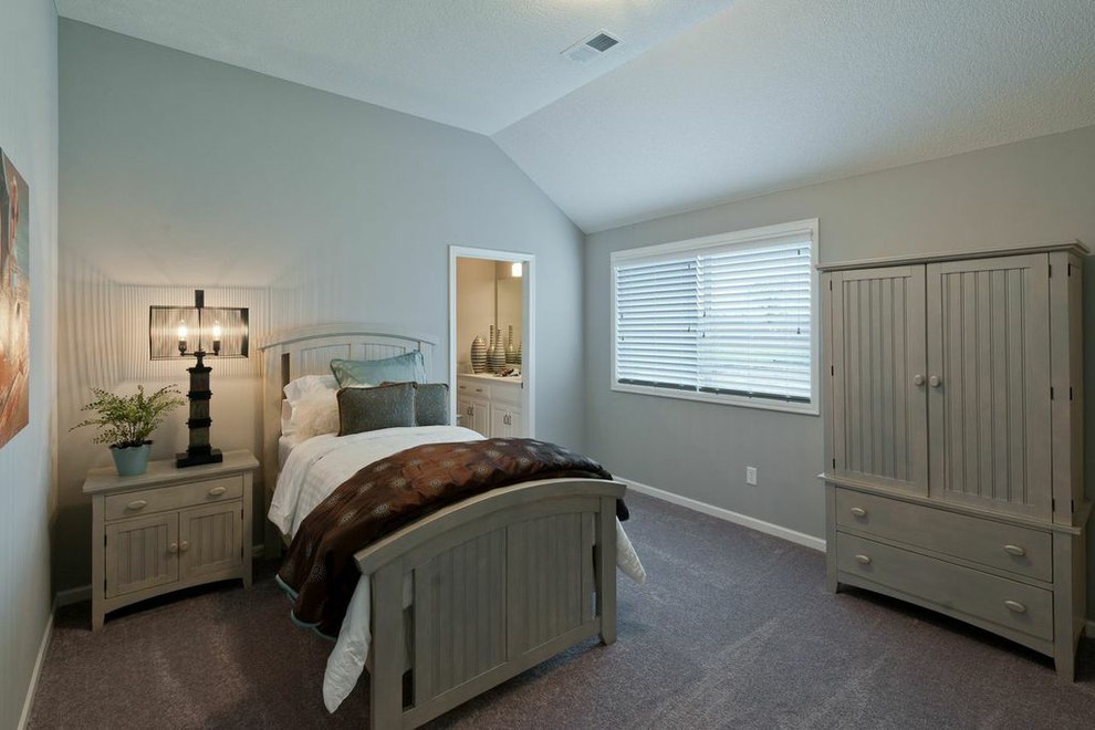 На фото: маленькая гостевая спальня (комната для гостей) в классическом стиле с серыми стенами, ковровым покрытием и серым полом для на участке и в саду