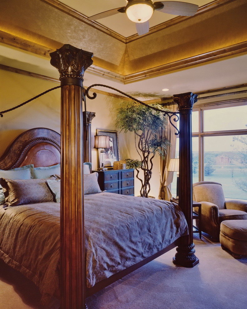На фото: большая хозяйская спальня в стиле рустика с бежевыми стенами, ковровым покрытием и бежевым полом без камина с