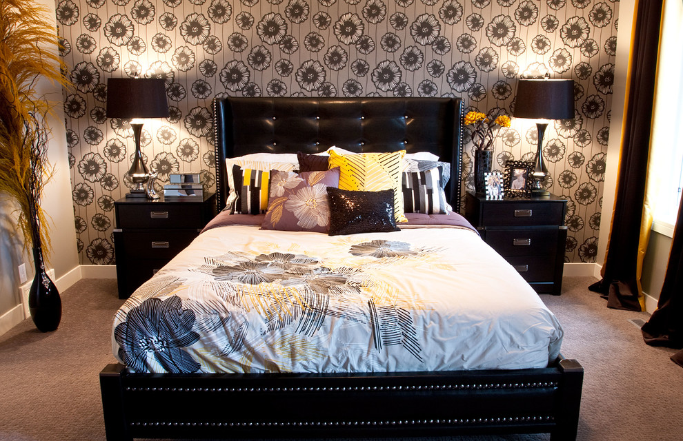 Klassisches Schlafzimmer mit beiger Wandfarbe und Teppichboden in Calgary