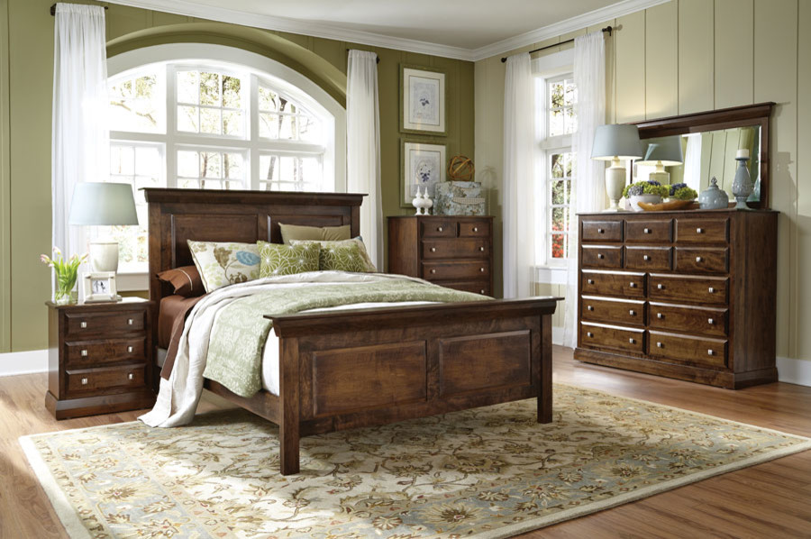 Imagen de dormitorio principal clásico grande con paredes verdes y suelo de madera clara