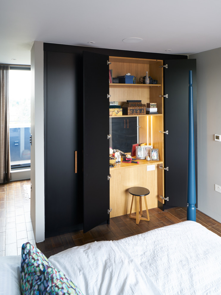 Свежая идея для дизайна: большая хозяйская спальня в современном стиле с серыми стенами и полом из бамбука - отличное фото интерьера
