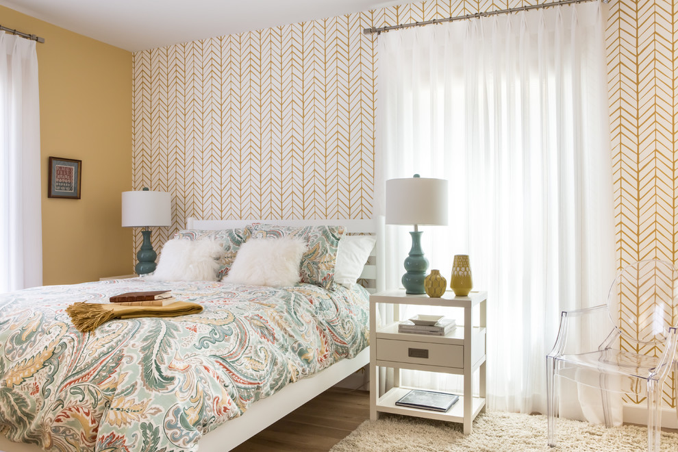 ロサンゼルスにある中くらいなエクレクティックスタイルのおしゃれな客用寝室 (黄色い壁、暖炉なし、濃色無垢フローリング) のインテリア