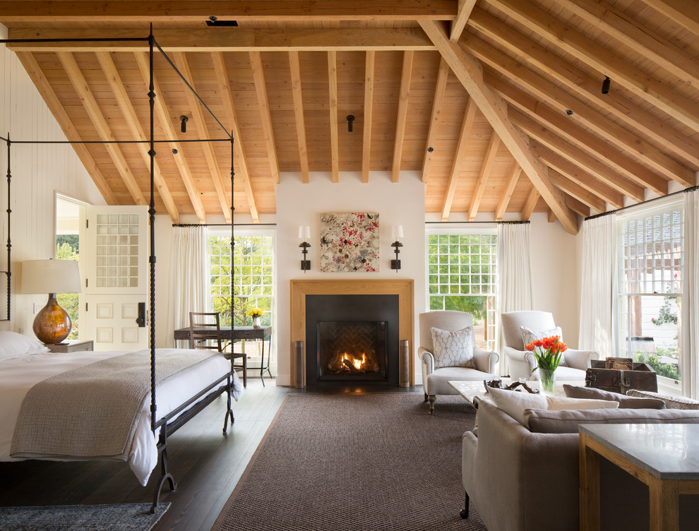 Landhaus Schlafzimmer mit weißer Wandfarbe, dunklem Holzboden und Kamin in San Francisco
