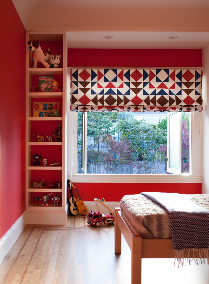 Großes Klassisches Schlafzimmer mit roter Wandfarbe und hellem Holzboden in San Francisco