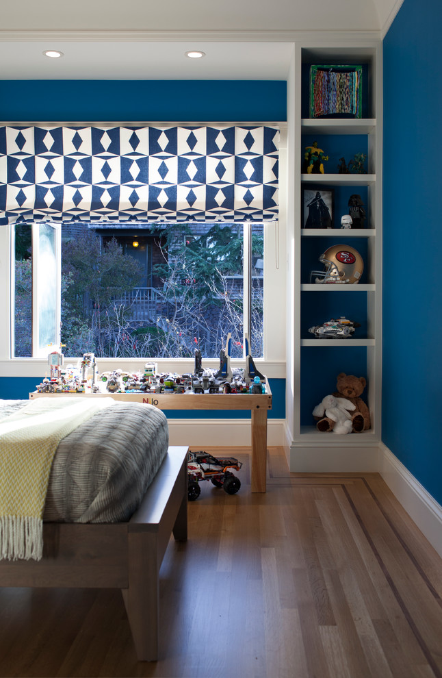 Inspiration för ett stort vintage sovrum, med ljust trägolv och blå väggar