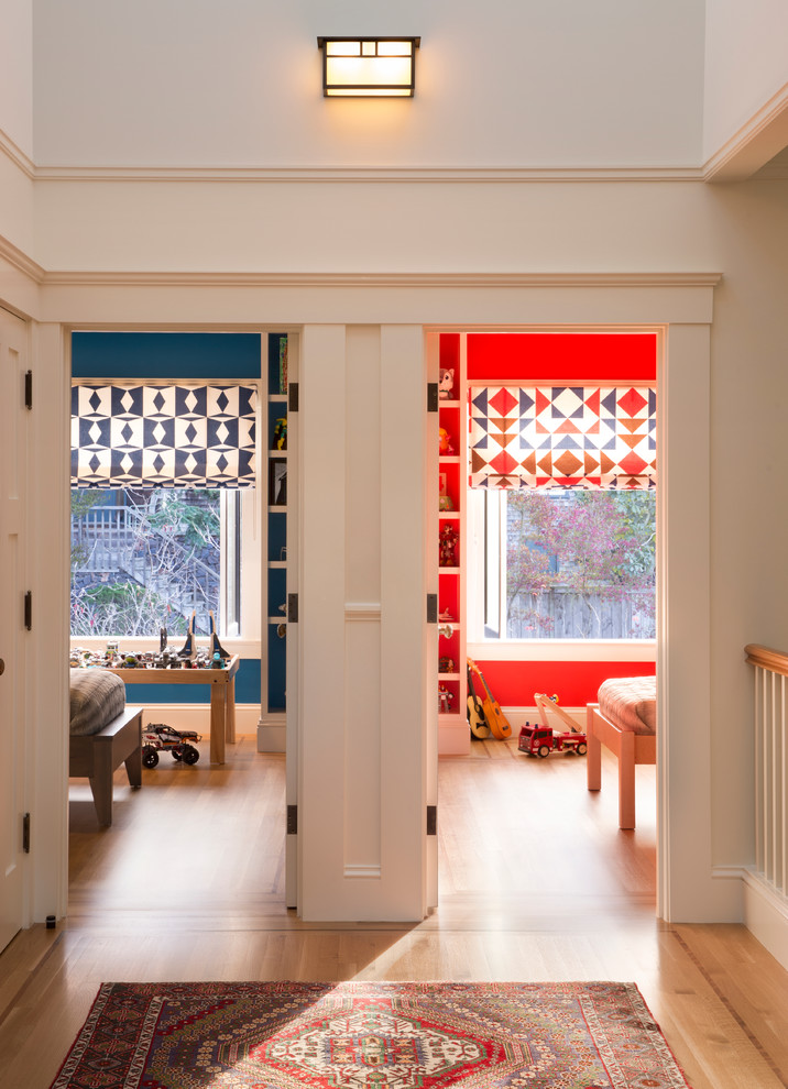 Свежая идея для дизайна: большая спальня в стиле неоклассика (современная классика) с светлым паркетным полом и разноцветными стенами - отличное фото интерьера