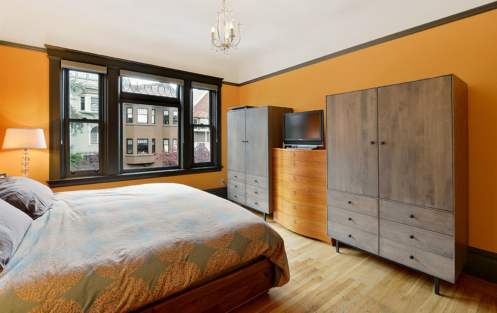 Стильный дизайн: хозяйская спальня среднего размера в стиле кантри с оранжевыми стенами и светлым паркетным полом без камина - последний тренд