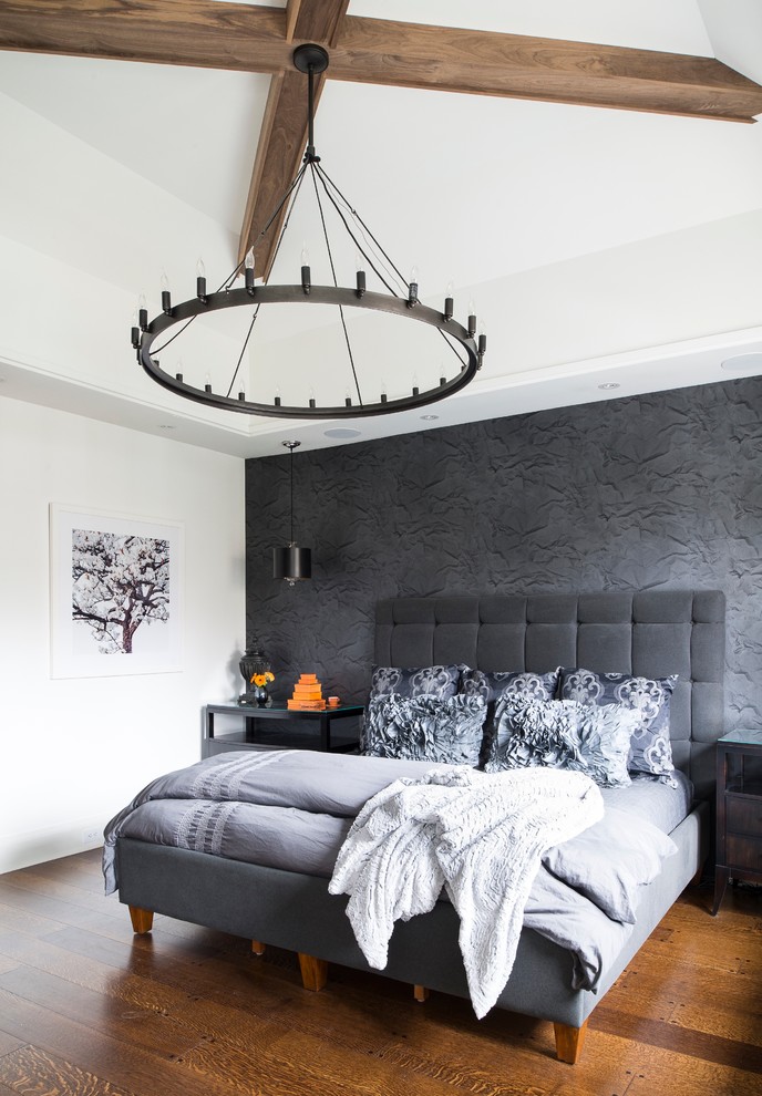 Großes Modernes Hauptschlafzimmer ohne Kamin mit grauer Wandfarbe, braunem Holzboden und braunem Boden in Toronto