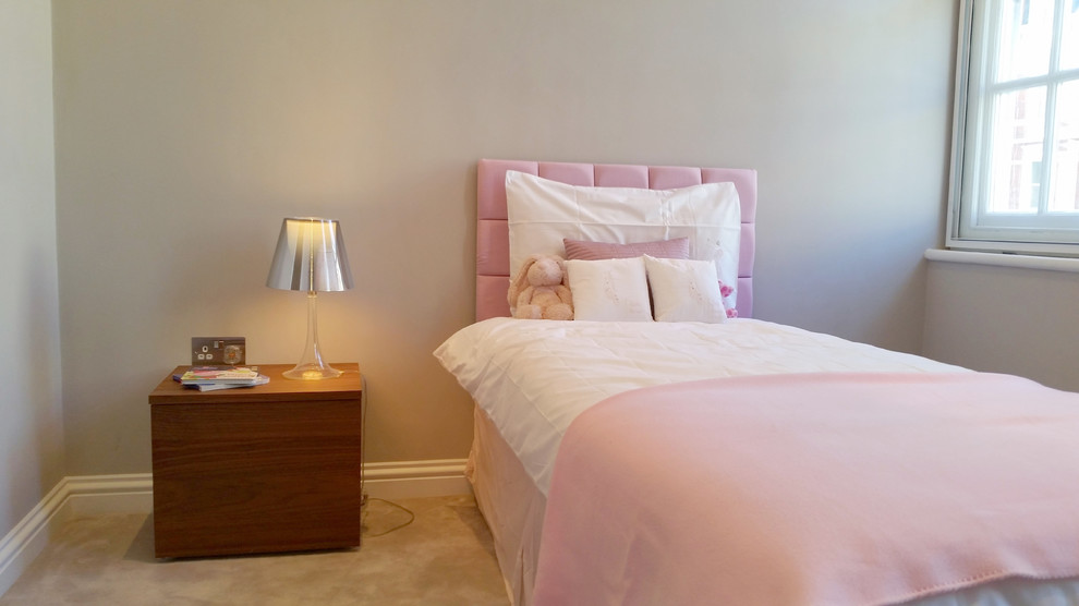 Kleines Modernes Schlafzimmer mit grauer Wandfarbe und Teppichboden in London