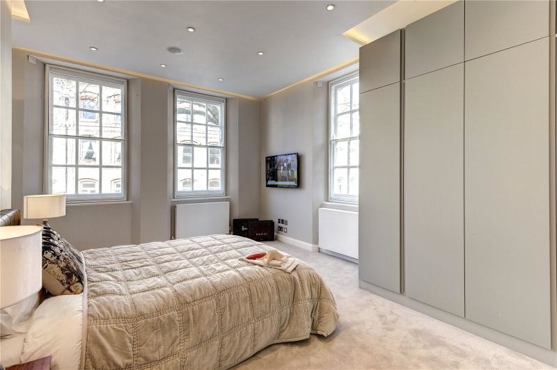 Diseño de dormitorio principal contemporáneo grande con paredes grises y moqueta