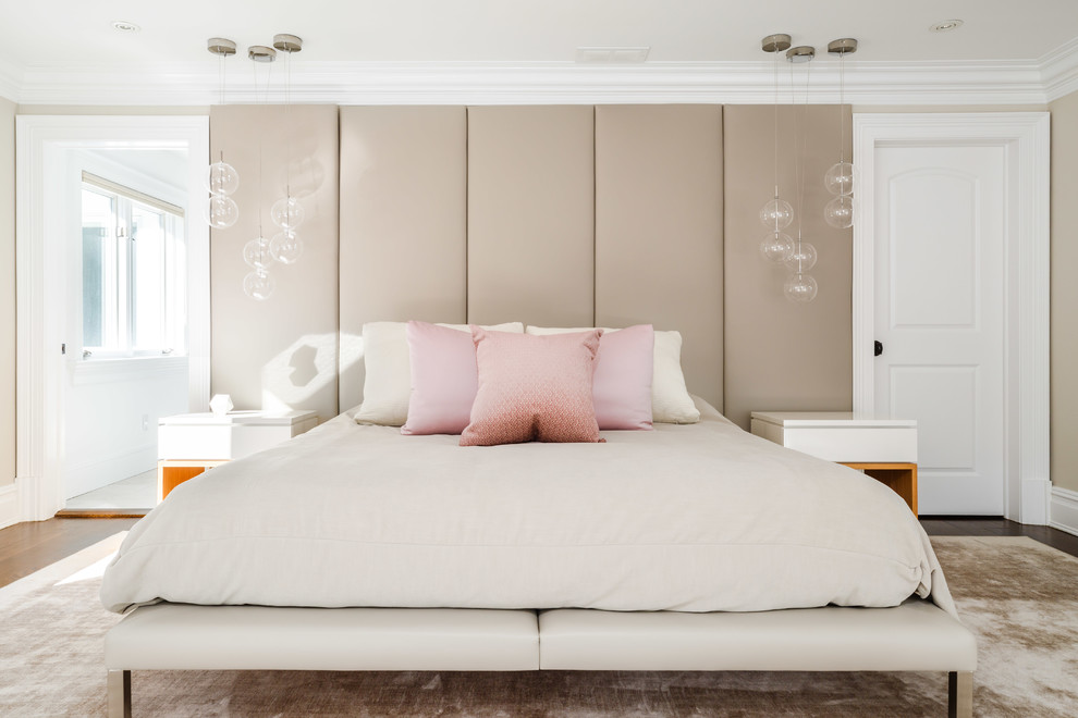 Стильный дизайн: хозяйская спальня в стиле неоклассика (современная классика) с бежевыми стенами, темным паркетным полом и коричневым полом - последний тренд