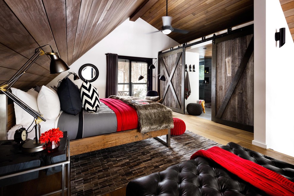 Imagen de habitación de invitados rural sin chimenea con paredes blancas y suelo de madera en tonos medios