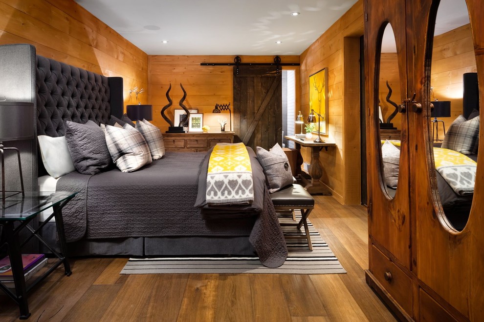 トロントにあるラスティックスタイルのおしゃれな寝室 (茶色い壁、無垢フローリング、グレーとブラウン) のレイアウト