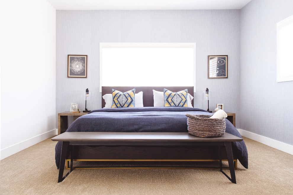Idee per una camera da letto tradizionale con pareti grigie, moquette e pavimento beige