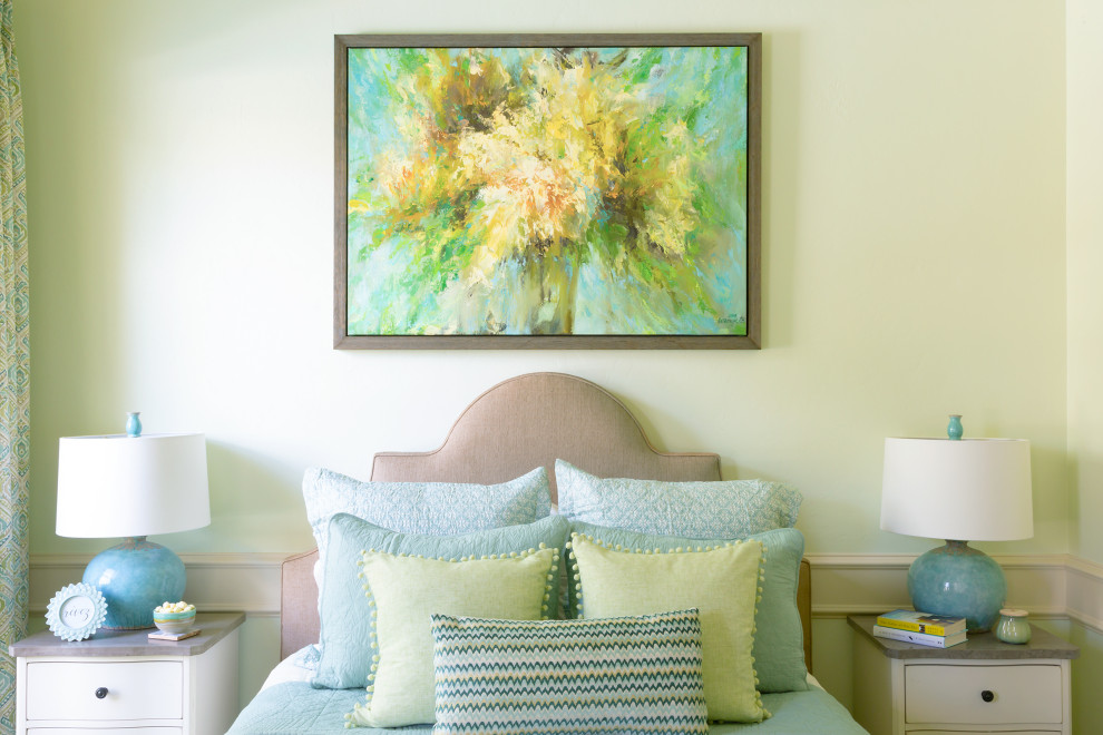 Aménagement d'une petite chambre classique avec un mur vert et un sol beige.