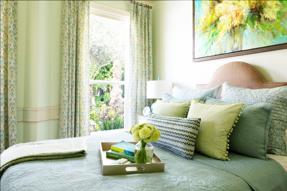Идея дизайна: маленькая гостевая спальня (комната для гостей) в классическом стиле с зелеными стенами, ковровым покрытием и бежевым полом для на участке и в саду