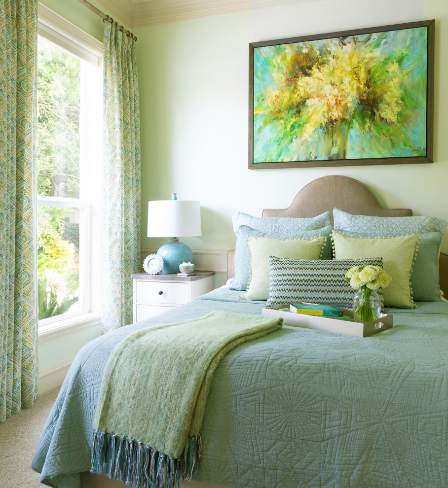 ヒューストンにある小さなトラディショナルスタイルのおしゃれな客用寝室 (緑の壁、カーペット敷き、ベージュの床) のレイアウト
