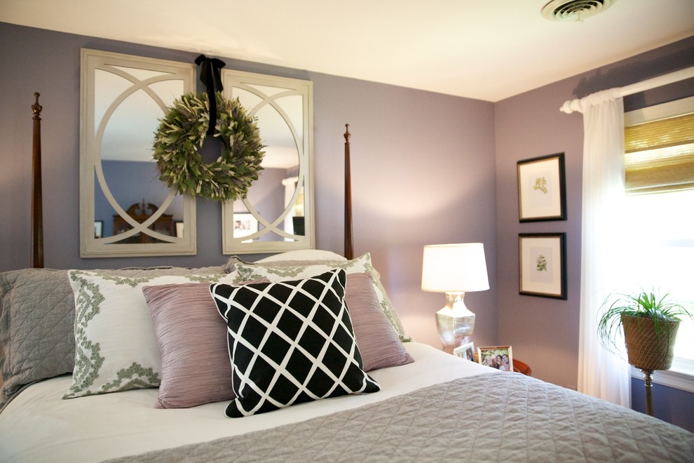 Idée de décoration pour une chambre parentale tradition avec un mur violet.