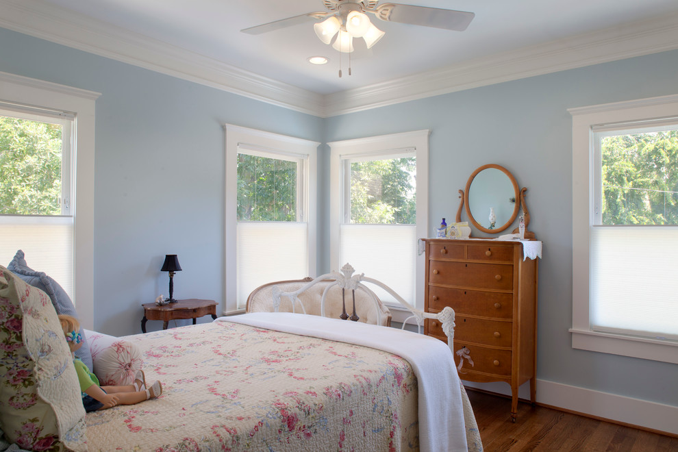 Ispirazione per una camera degli ospiti chic di medie dimensioni con pareti blu e pavimento in legno massello medio