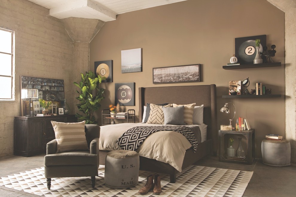 ロサンゼルスにある中くらいなコンテンポラリースタイルのおしゃれな主寝室 (茶色い壁、コンクリートの床、暖炉なし、グレーとクリーム色) のインテリア