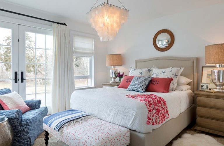 Imagen de dormitorio principal ecléctico grande sin chimenea con paredes blancas y suelo de madera en tonos medios