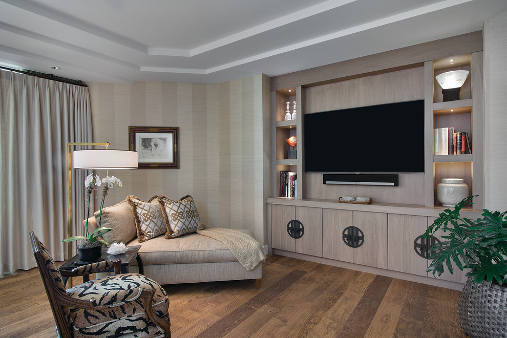 Esempio di una camera da letto design con pareti beige, parquet scuro, nessun camino e TV