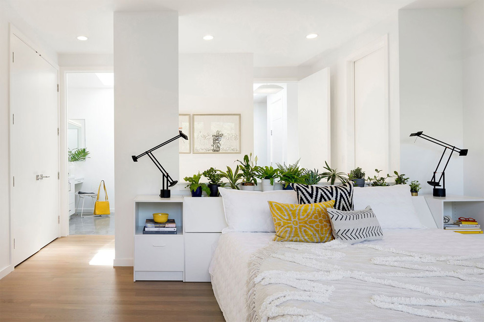 ミネアポリスにあるコンテンポラリースタイルのおしゃれな寝室 (白い壁、無垢フローリング、茶色い床) のレイアウト