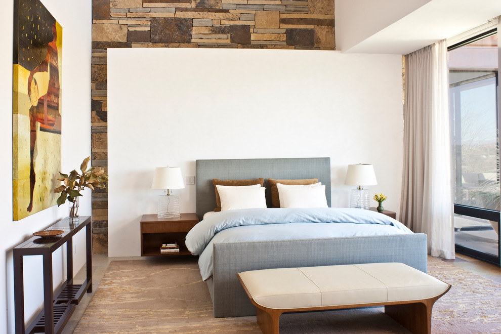 На фото: огромная хозяйская спальня в современном стиле с белыми стенами и серым полом