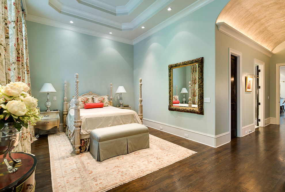 Exemple d'une grande chambre parentale chic avec un mur bleu, parquet foncé et aucune cheminée.