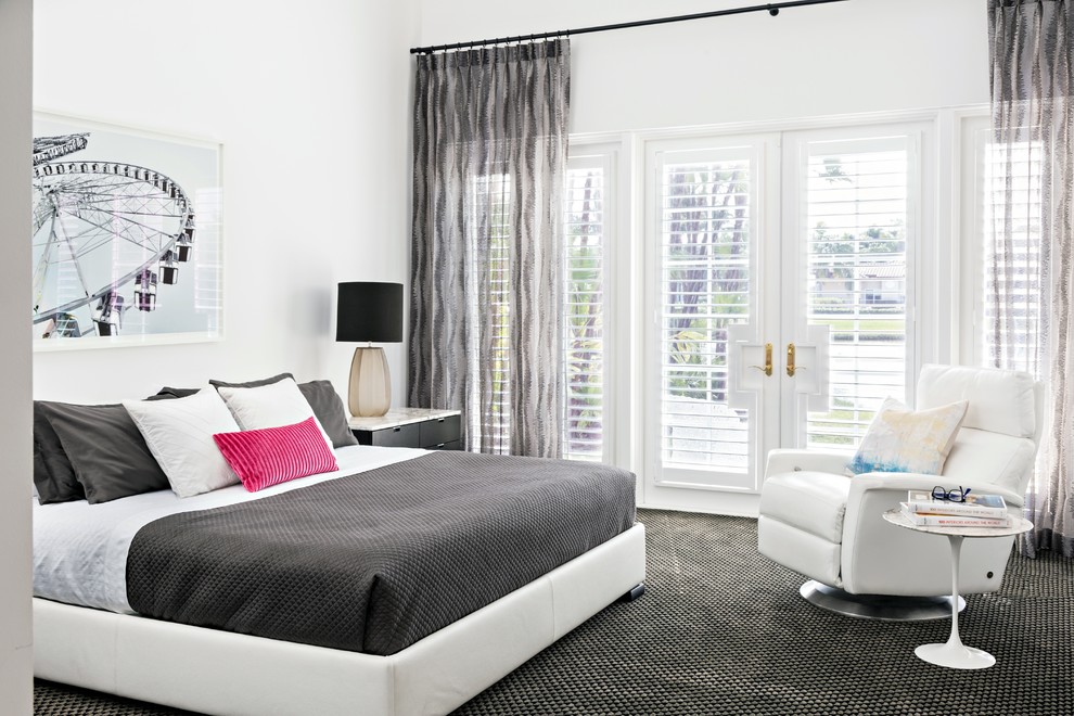 Modernes Schlafzimmer mit weißer Wandfarbe und Teppichboden in Miami