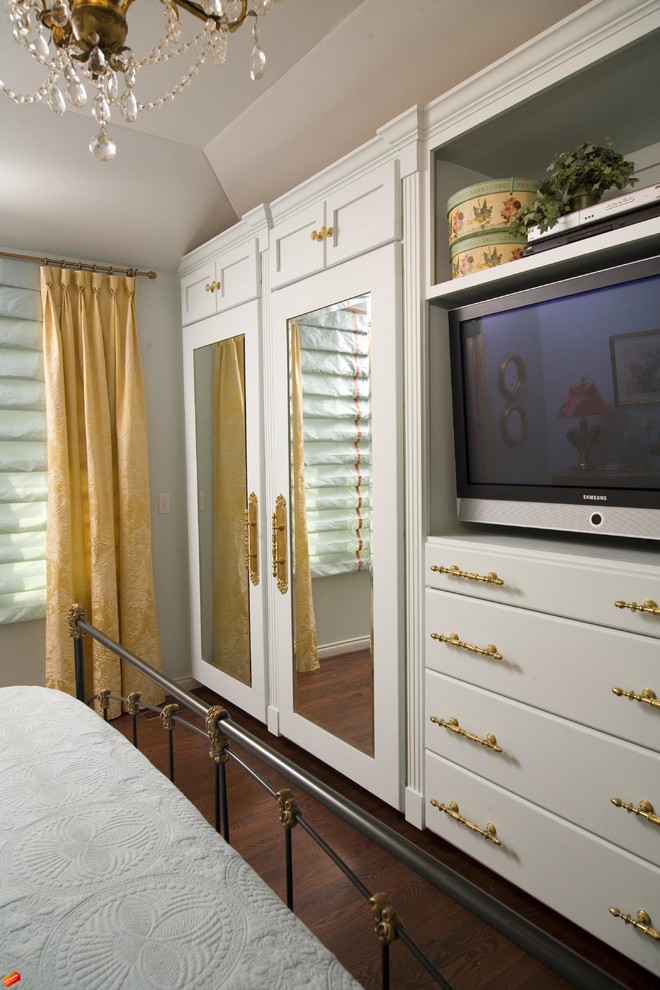 Imagen de dormitorio principal clásico con paredes grises y suelo de madera oscura