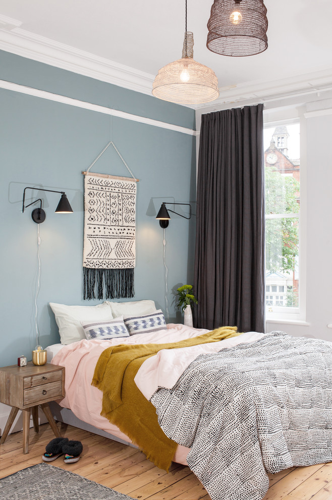 Idée de décoration pour une chambre bohème de taille moyenne avec un mur multicolore, parquet clair, une cheminée standard et un sol beige.
