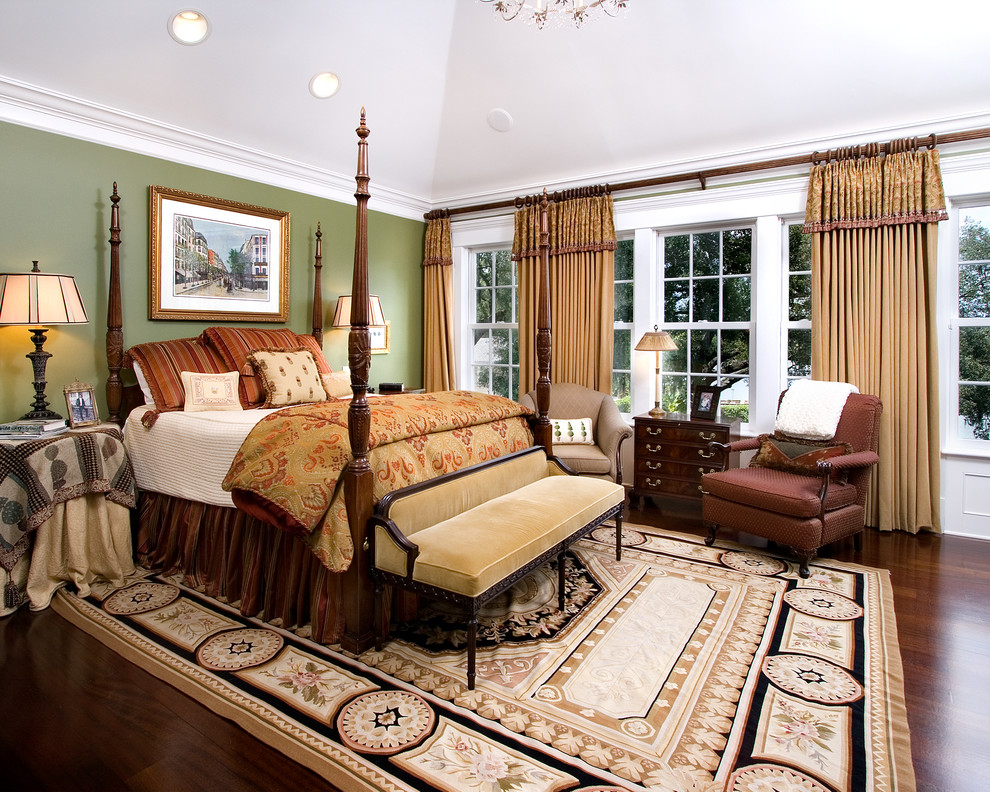 オーランドにあるヴィクトリアン調のおしゃれな主寝室 (緑の壁、濃色無垢フローリング、茶色い床) のレイアウト