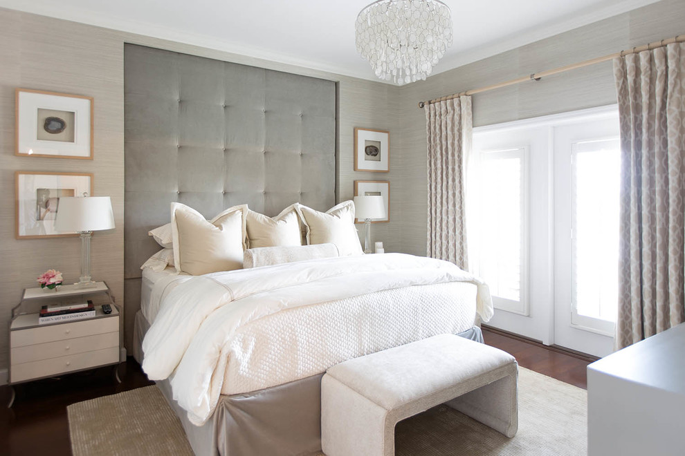 Diseño de dormitorio clásico renovado de tamaño medio sin chimenea con paredes marrones y suelo de madera oscura