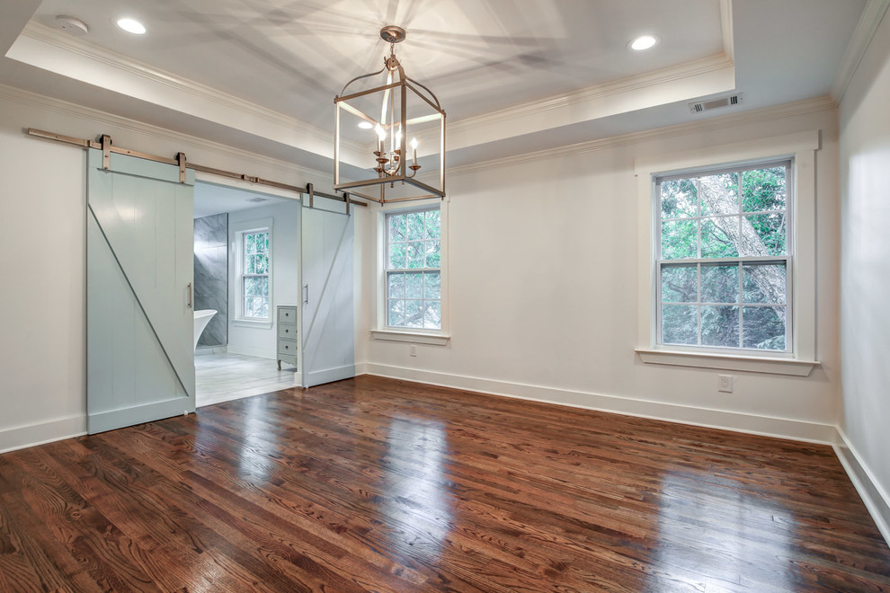 Mittelgroßes Landhausstil Hauptschlafzimmer ohne Kamin mit weißer Wandfarbe, dunklem Holzboden und braunem Boden in Atlanta