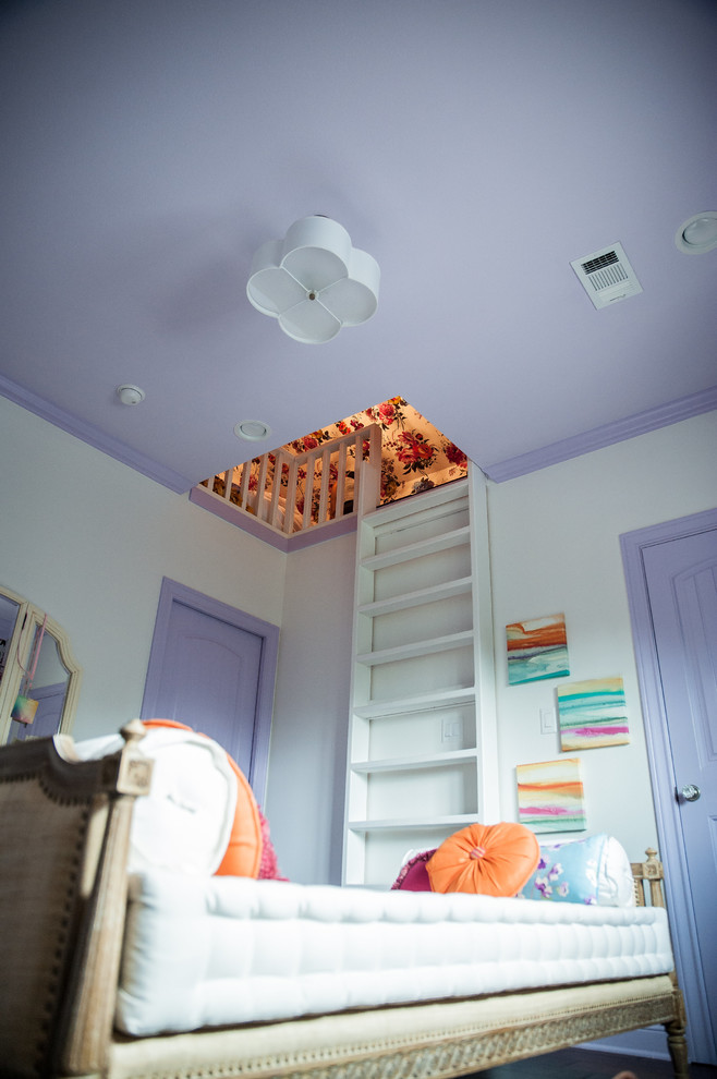 Idée de décoration pour une chambre tradition de taille moyenne avec un mur violet.