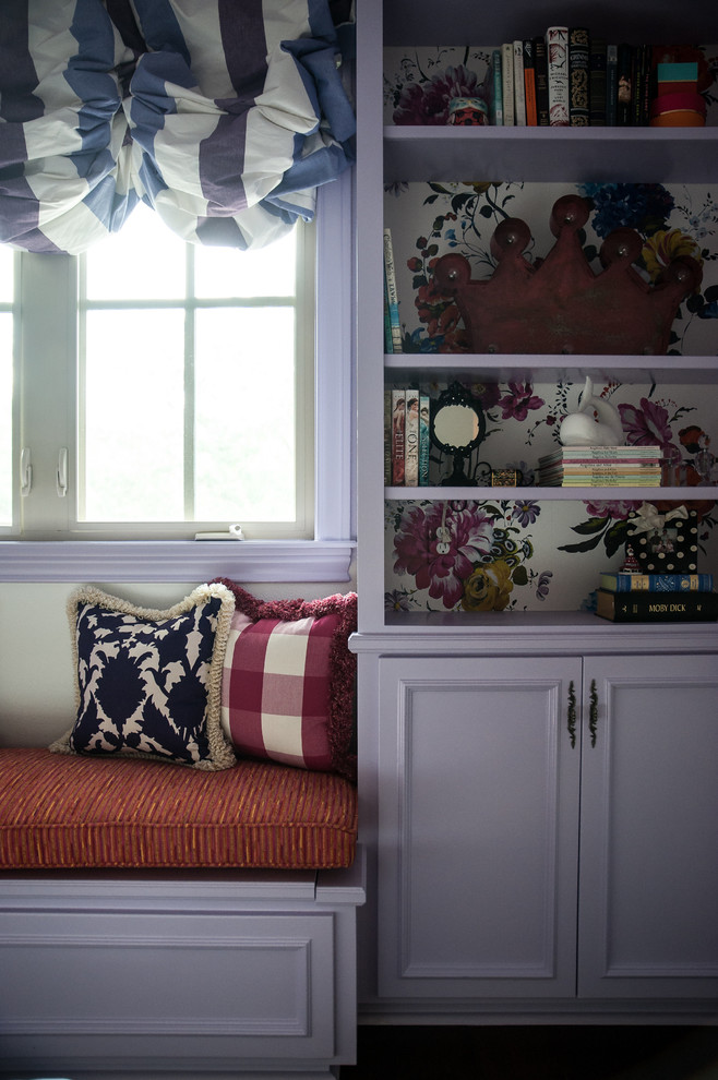 Foto på ett vintage sovrum, med lila väggar