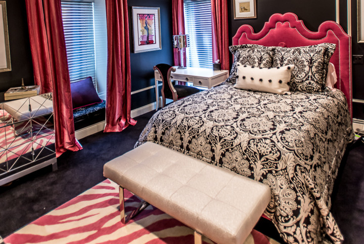 На фото: гостевая спальня среднего размера, (комната для гостей) в викторианском стиле с черными стенами, ковровым покрытием и черным полом без камина