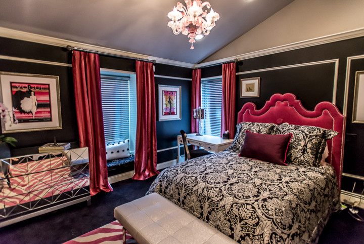 Mittelgroßes Shabby-Style Gästezimmer ohne Kamin mit schwarzer Wandfarbe, Teppichboden und schwarzem Boden in New York