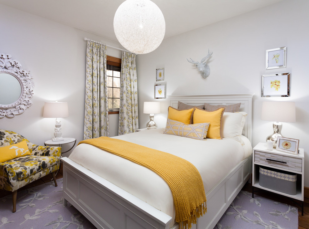 Aménagement d'une chambre grise et jaune classique avec un mur blanc et parquet foncé.