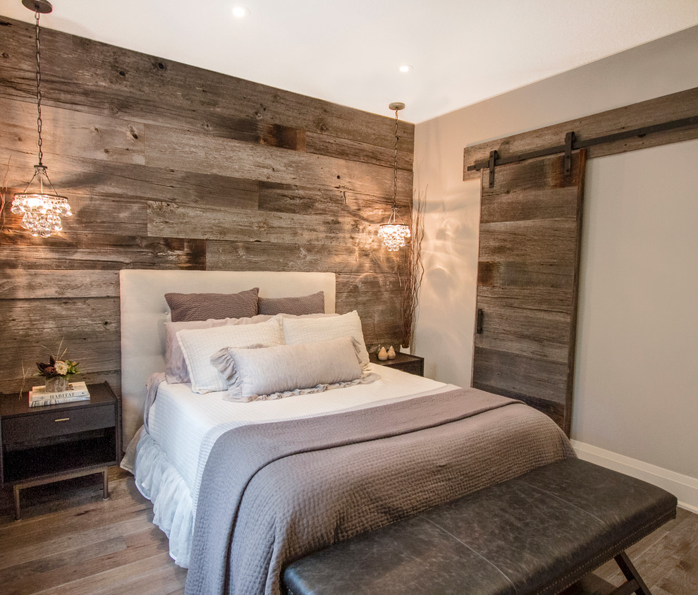 Идея дизайна: спальня в стиле кантри с серыми стенами, паркетным полом среднего тона и серым полом