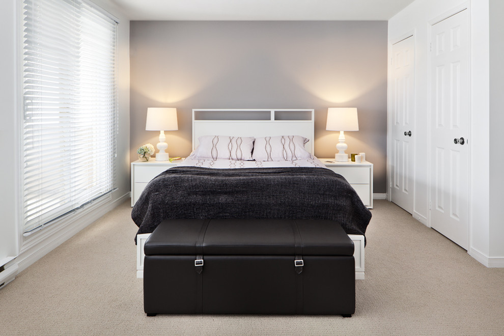 Стильный дизайн: большая спальня в современном стиле с серыми стенами и ковровым покрытием - последний тренд