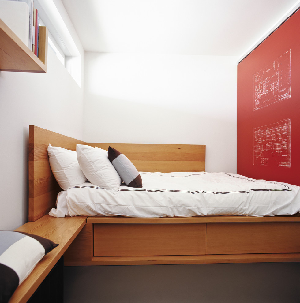 Источник вдохновения для домашнего уюта: спальня в современном стиле с белыми стенами и акцентной стеной