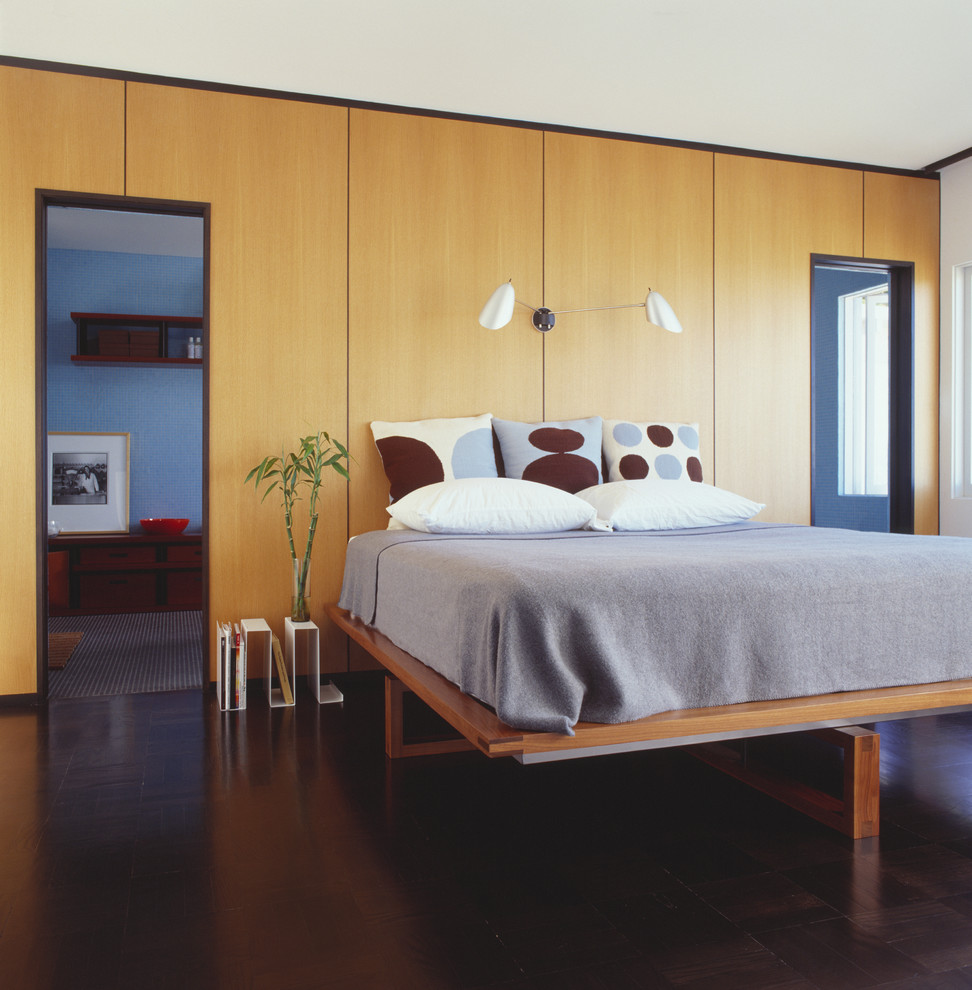 Идея дизайна: спальня в стиле модернизм с разноцветными стенами