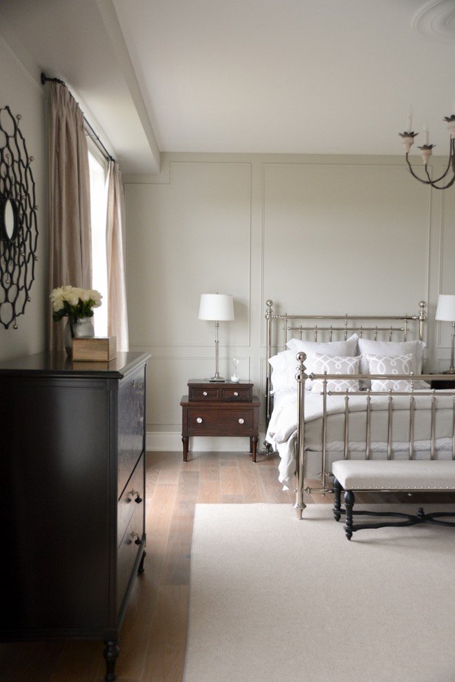 Modelo de dormitorio clásico renovado con paredes grises